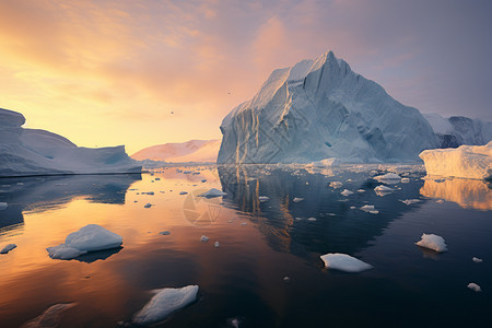 黄昏下壮观的冰山图片