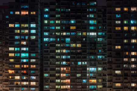 夜晚灯火通明的城市住宅楼背景图片