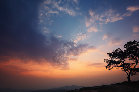 黄昏时天空的美丽景观图片