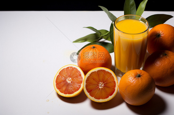 美味新鲜的橙子和橙汁图片