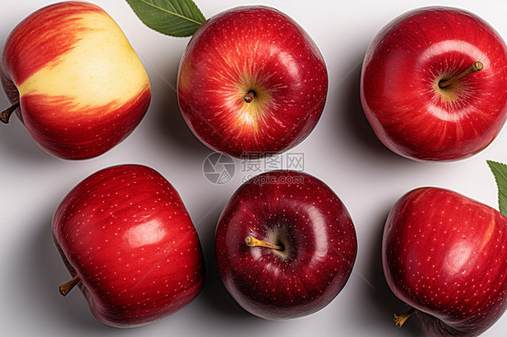 新鲜多汁的红苹果图片