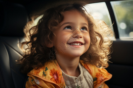 汽车后座上开心的女孩图片