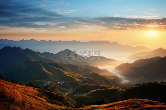 日出山间的美丽景观图片