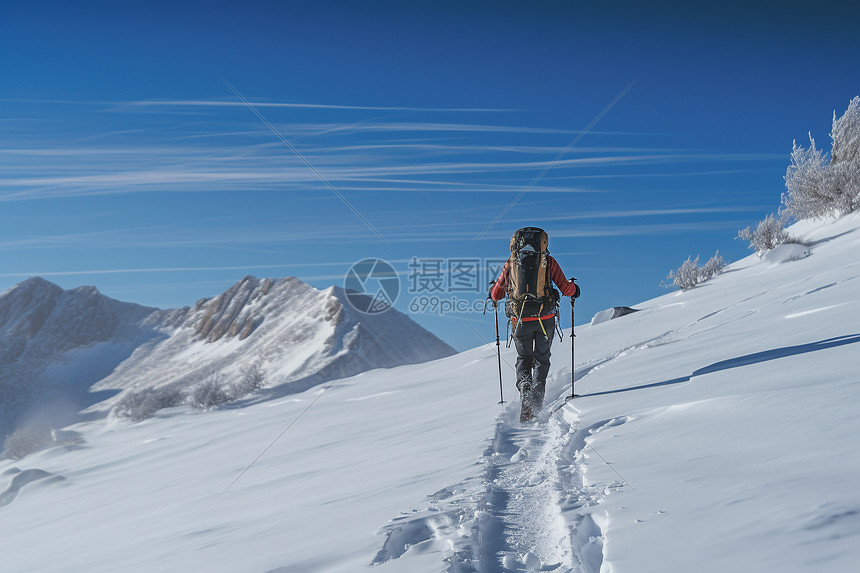 雪山上的爬山冒险者图片