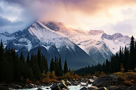 夕阳下的雪山图片