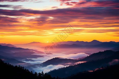 晨雾笼罩的山峰图片