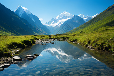 河流上倒映着雪山图片