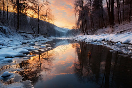 冬日水中的夕阳图片