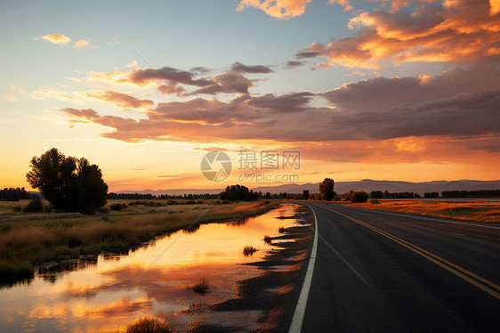 雨后夕阳下的荒野公路图片