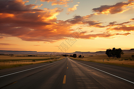 夕阳余晖下的荒野公路背景图片