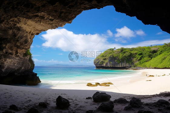 海滩上天然形成的洞穴图片