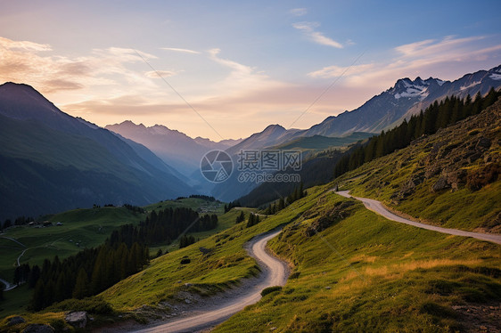 夕阳下的群山山脉图片