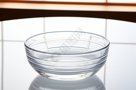 厨房的透明玻璃碗背景图片
