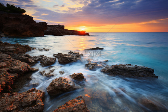 夕阳下的海岸线图片