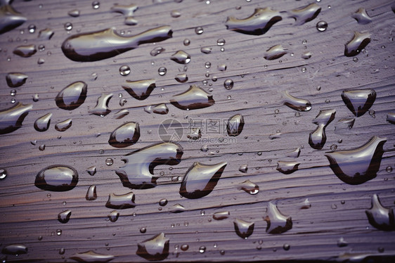 水浸湿木桌图片