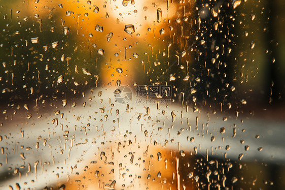 秋日的雨中的玻璃窗图片