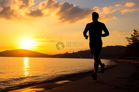 夕阳下河边慢跑的人图片