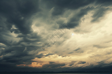 暴风雨前乌云大雨前的阴沉天气背景