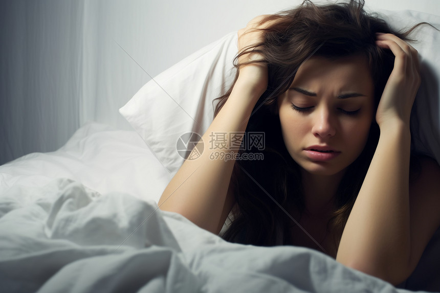 床上感到焦虑的女生图片