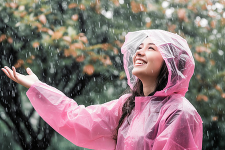 雨中微笑的女士图片