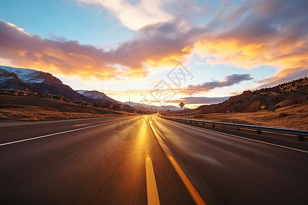 早晨 花公路远处是连绵起伏的山脉和天空中的云背景