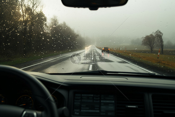 雨中行驶的汽车图片