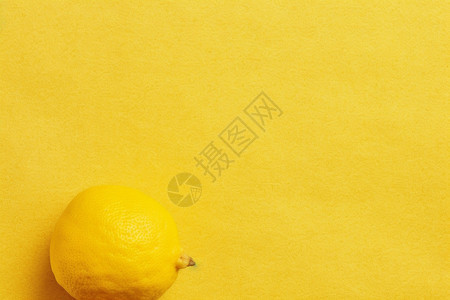 黄色背景上的柠檬水果背景图片