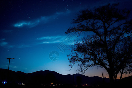 山间夜晚星空的美丽景观图片