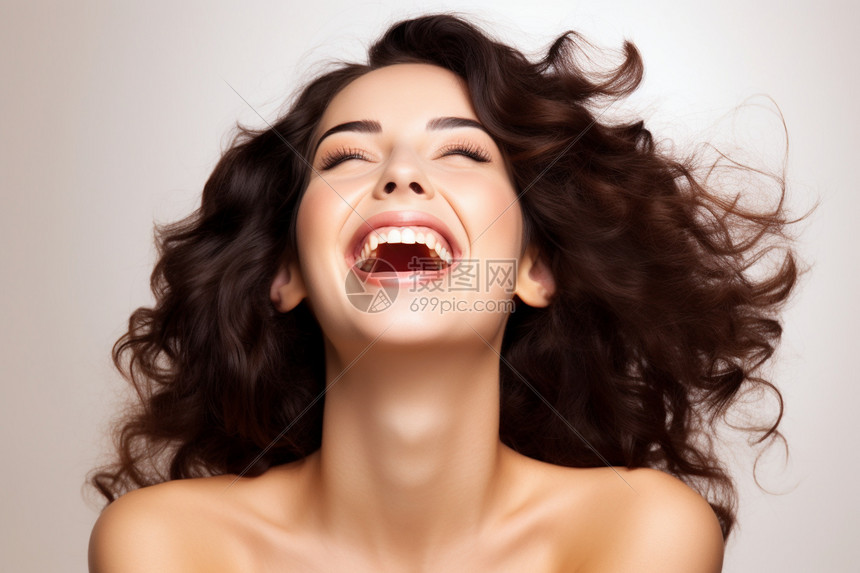 张嘴大笑的外国女子高清图片下载-正版图片600499255-摄图网