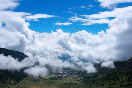 夏季山脉云海的美丽景观图片