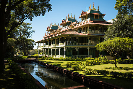 宫殿前的碧绿池塘图片