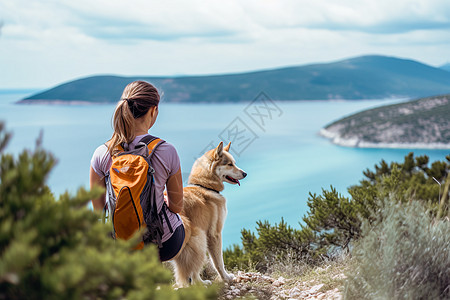 女子与狗俯瞰湖泊图片