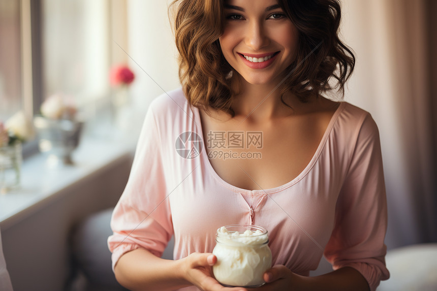 拿着奶油罐的女人图片