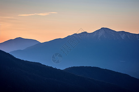 翠绿山顶图片