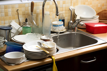 厨房中堆满碗碟图片