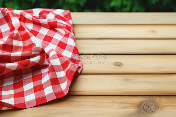 红白木桌图片
