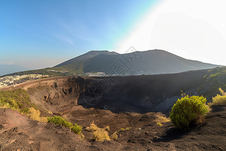 火山峰上的小树图片