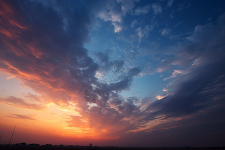 夕阳照耀着天空图片