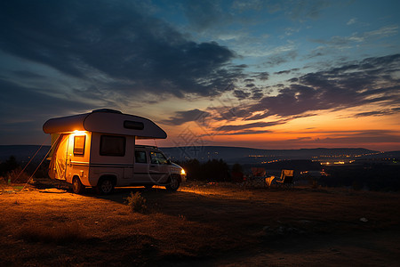 营地下的夕阳奇观图片
