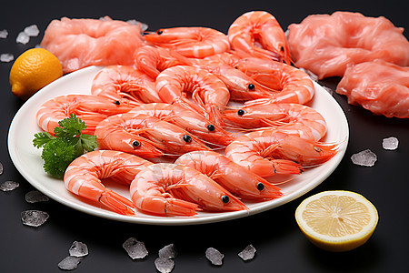 餐盘中的鲜虾刺身图片