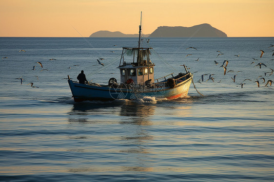 海洋中出海打鱼的渔船图片