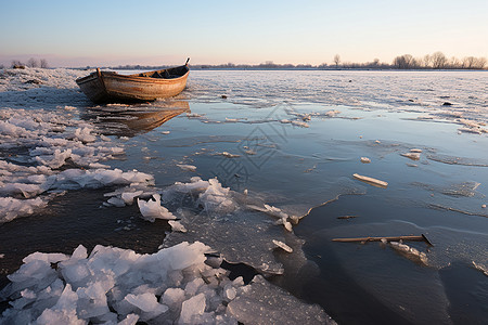船只停在结冰的河流上图片
