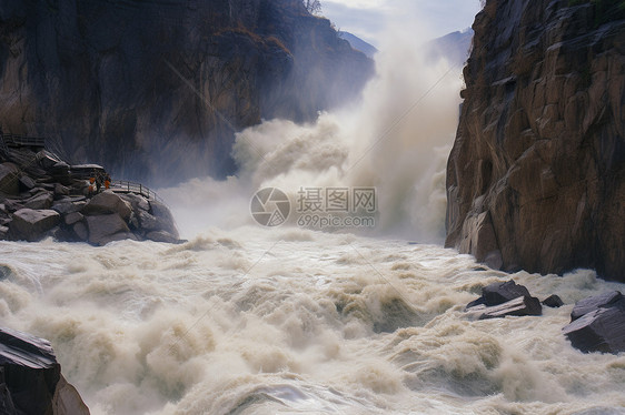 岩石环绕的湍急河流图片