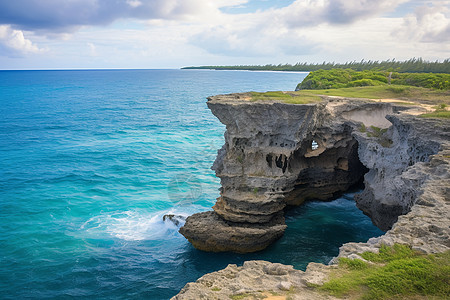 海边岩洞的美丽景观图片