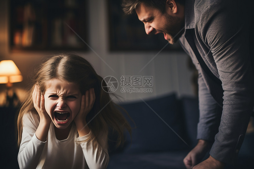 室内激烈争吵的父女图片