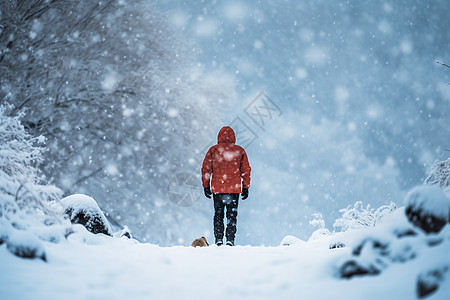 户外雪地里的人高清图片