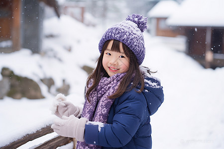 雪地里可爱的女孩图片