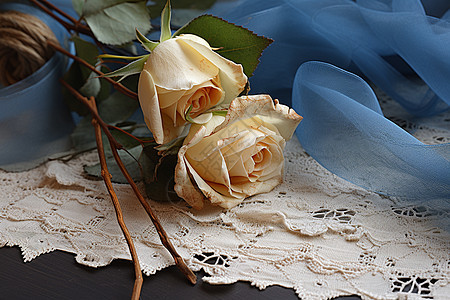 蓝丝带下的玫瑰花束图片