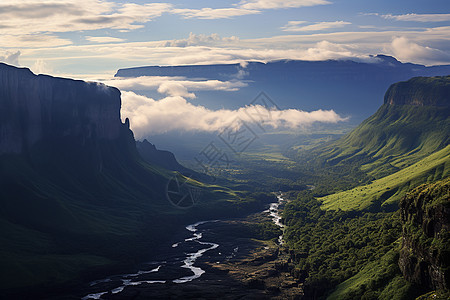 云雾弥漫的山脉峡谷图片