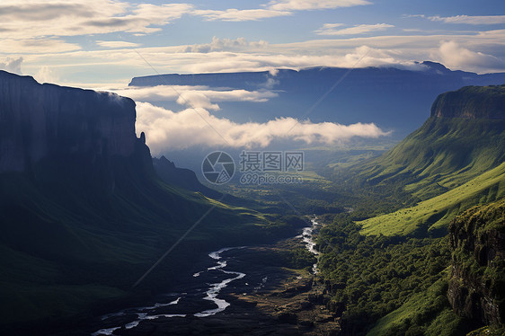 云雾弥漫的山脉峡谷图片